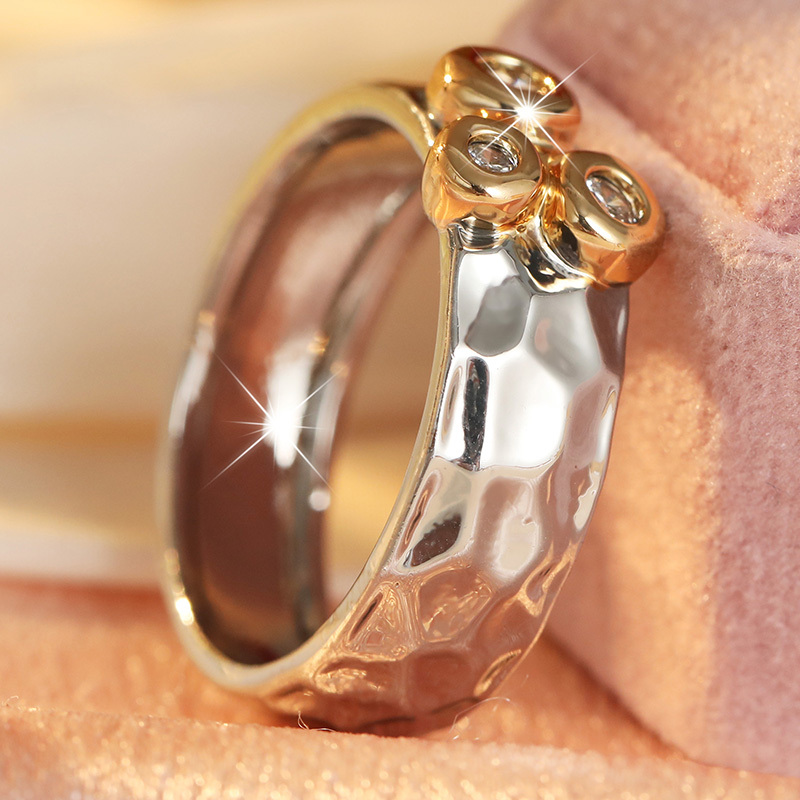 Women's Two-color Hammer Pattern Ring with Synthetic Zirconia